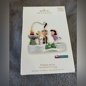 2008 Hallmark Peanuts Gang Ice Skating Ornament. “Peanuts on Ice”New in Package